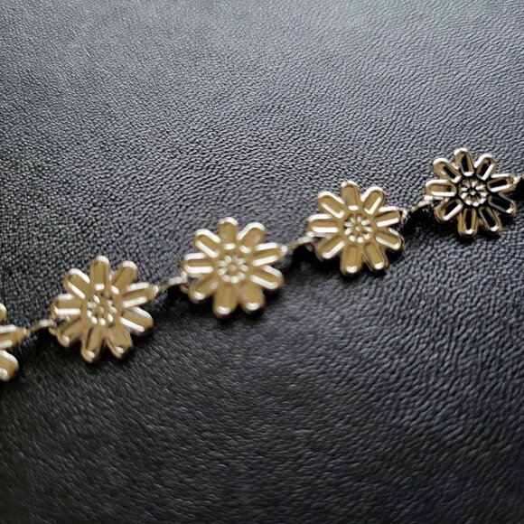 NWT FASHION ALLOY METAL FLORAL BRACELET - Picture 1 of 4